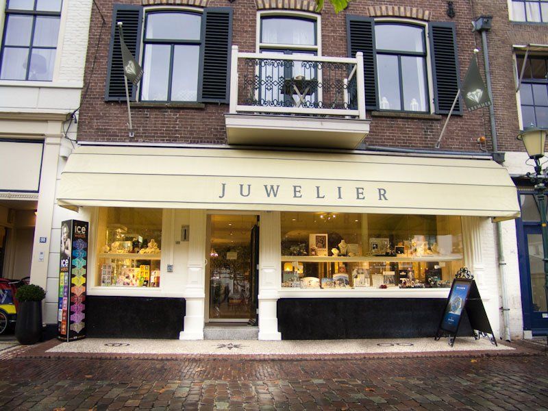 De winkel van Bremmer Juweliers aan de Beekstraat in Elburg